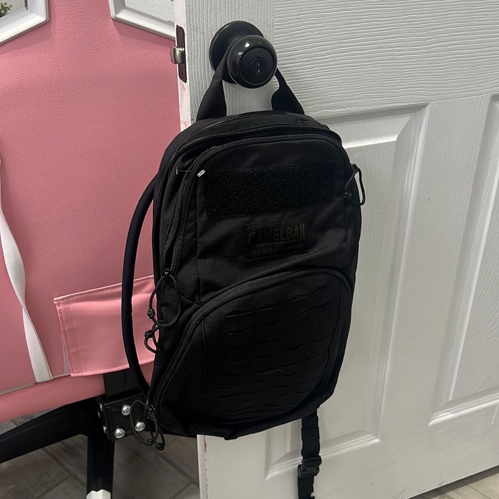 Black camelback